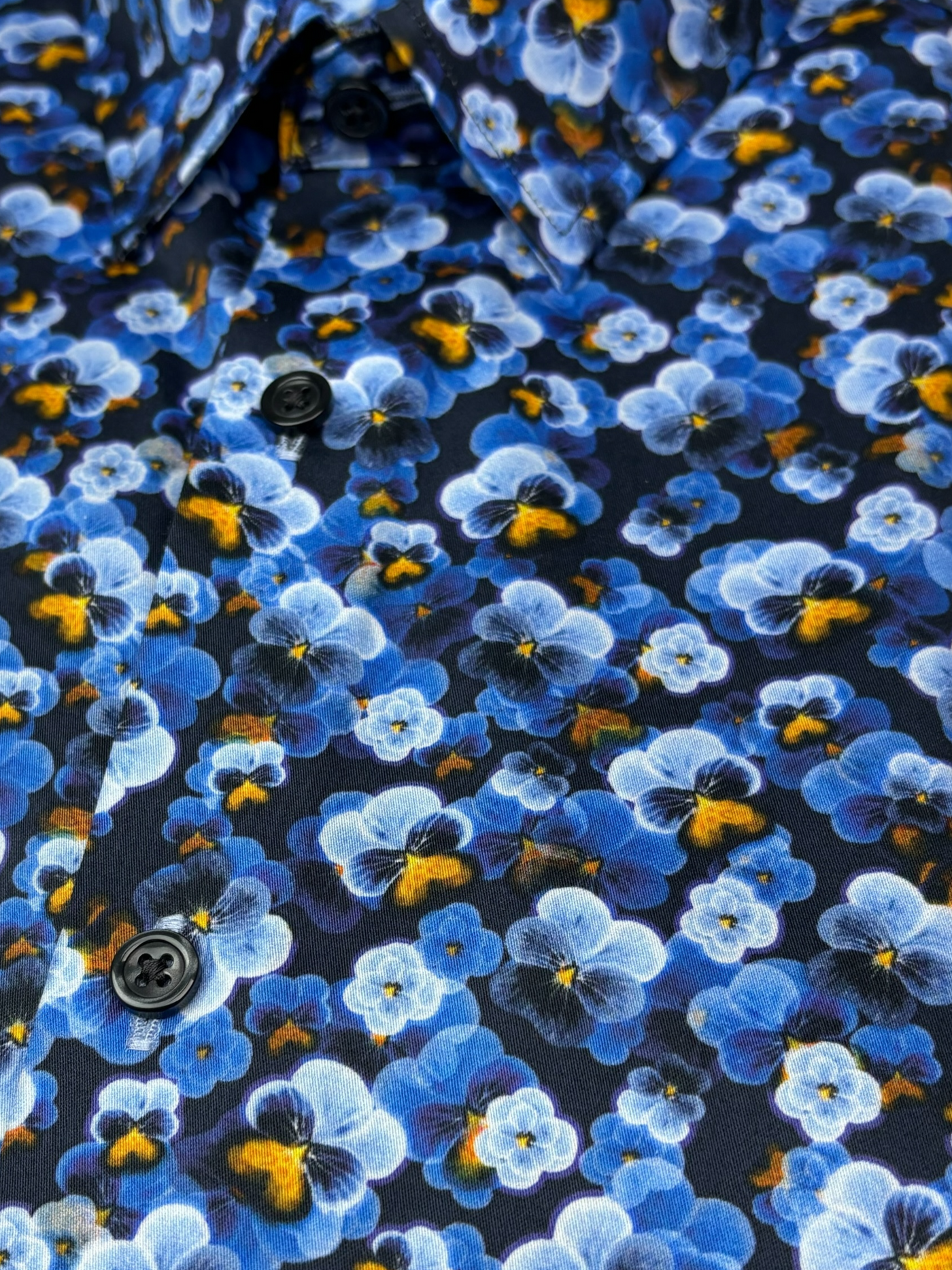 Chemise manches courtes bleue à motif floral