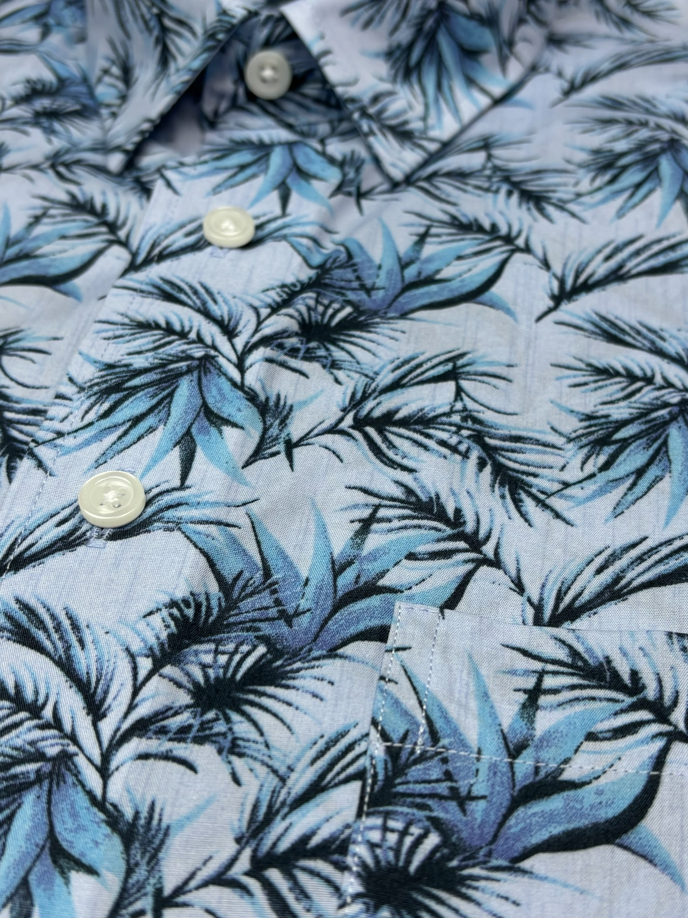 Chemise manches courtes bleue à motif tropical