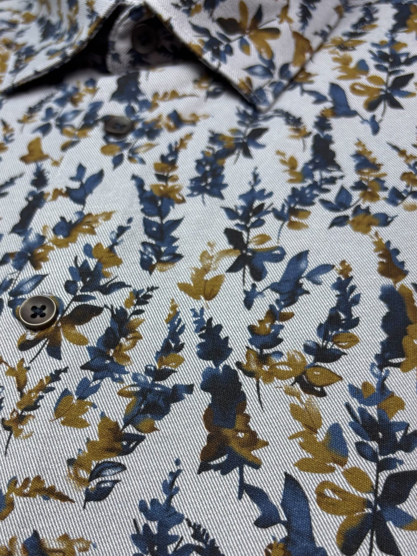 Chemise manches longues bleue à motif floral