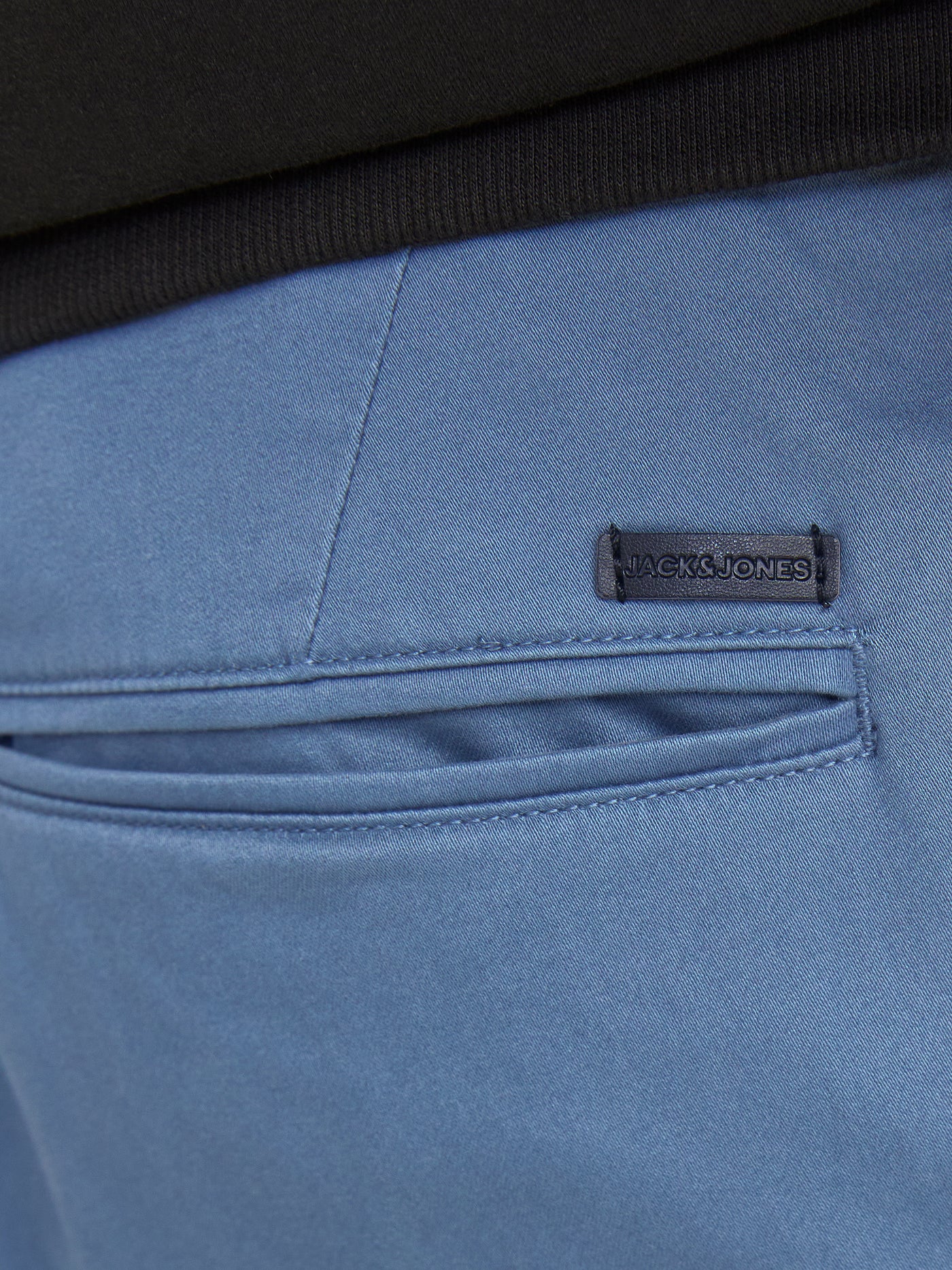 Pantalon chino bleu coupe ajustée