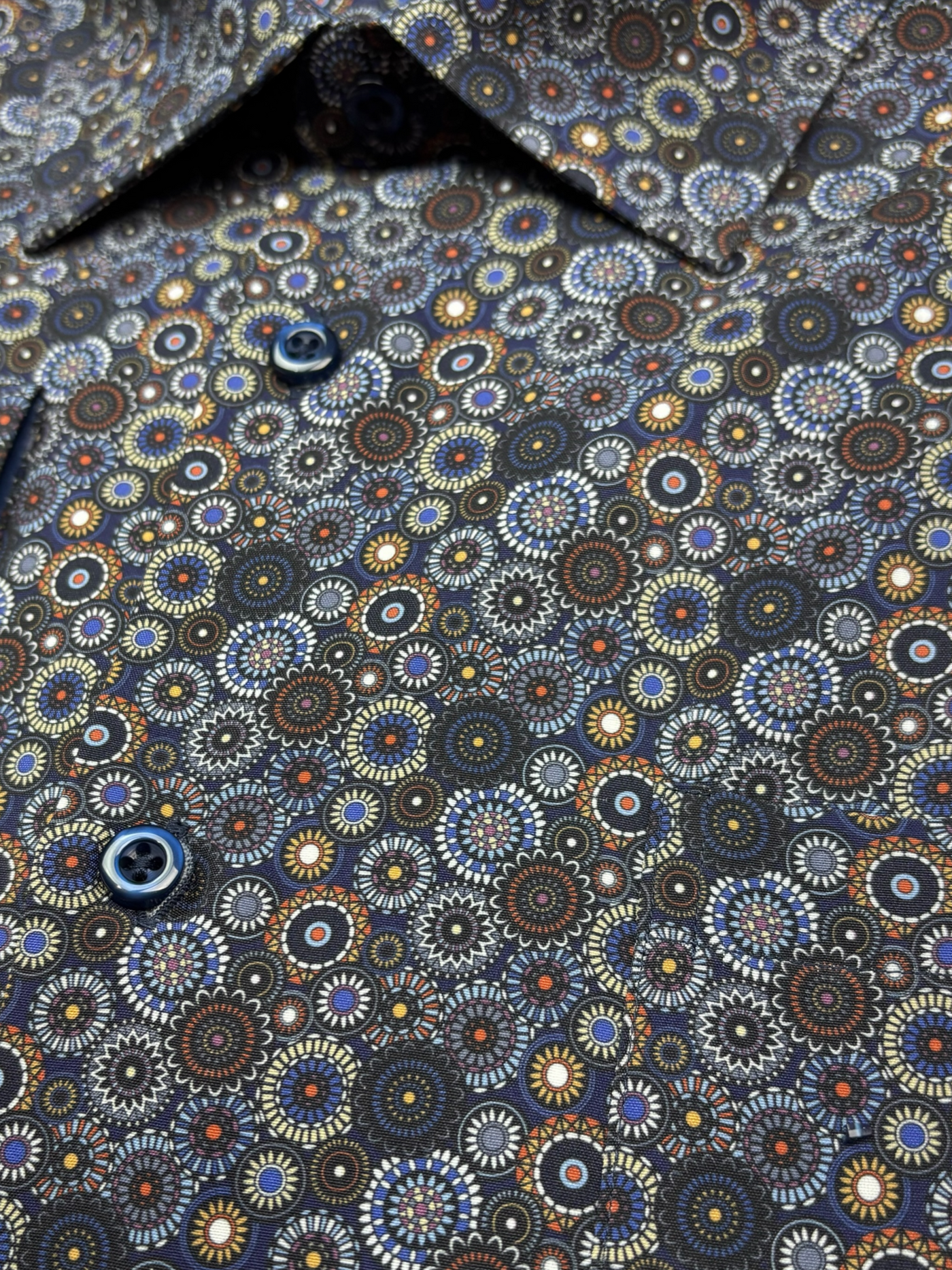 Chemise manches longues performante extensible à motif circulaire