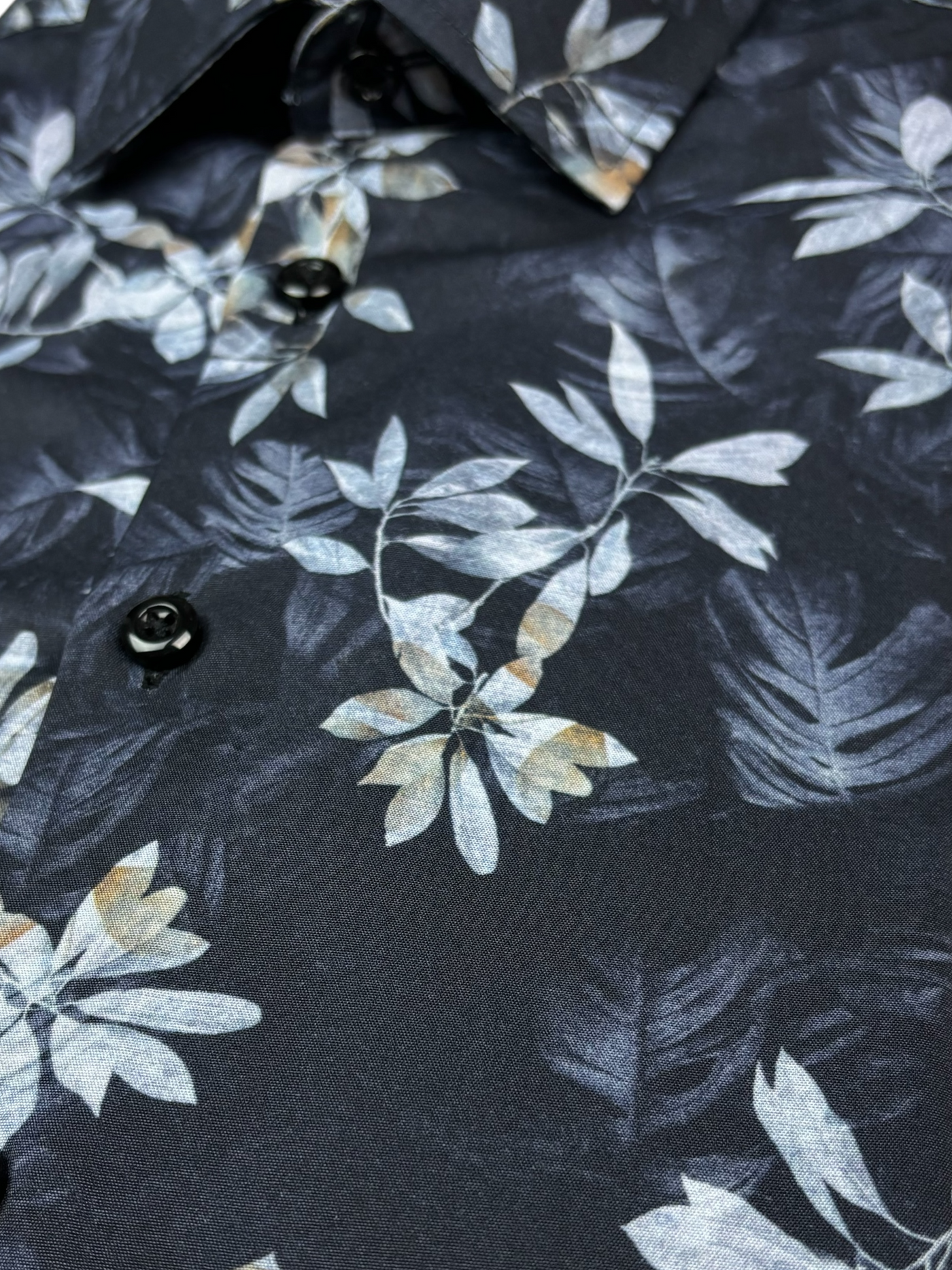 Chemise manches courtes performante extensible noire à motif floral